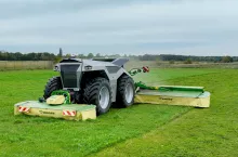 W firmie Krone przebieg koszenia, z wykorzystaniem potrójnej kombinacji EasyCut B 950 i EasyCut F 320, jest najlepszym sposobem na wykorzystanie przedniego osprzętu.