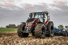 Q305 to flagowy model wprowadzonej w 2022 roku serii Q. Jednocześnie w ciągnikach Valtra z terminalem SmartTouch pojawiła się funkcja autozawracania.