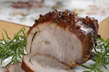 Wielkanoc 2024 r. – szynka pieczona w całości w miodowo-winnej glazurze z koprem włoskim i goździkami
