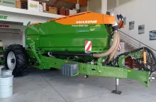 899428