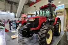 „Messy-Fergoson” 29,99 tys. $. Może i nie jest to już aktualne wzornictwo, ale i tak Tavol da ci niemalże to, co MF w cenie, w której trudno jest szukać dobrej używki, 220 KM z silnika jaki ci się spodoba: Xichai, Yuchai czy YTO, do tego ledy, bajery, nieco nieadekwatna skrzynia 16x16, ale to nie skrzynia będzie budziła zazdrość u innych, jesteśmy pewni, że na tym kolorowym monitorku da się zainstalować jakieś gierki, zaś u starszych kolegów zazdrość wzbudzi drewniana wstawka i skóropopdobne obicia, fot. materiały prasowe