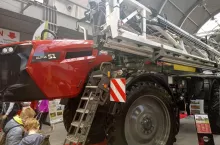 “Nos” mieści 245-konny silnik Deutz A.G. napędzający zaawansowane układy hydrauliczne tego opryskiwacza. fot. Adam Ładowski