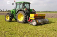 Siewnik Moore jest wyposażony w krój tarczowy z systemem wysiewem nasion , a żeliwne koła podporowe ugniatają nasiona w rowkach, fot. Grudnik