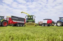 Czy trawę najlepiej zbierać sieczkarnią, przczepą samozbierającą czy prasą?