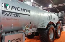 Wóz SV 20 R i rozrzutnik MK 45 na stoisku Pichon w czasie wystawy w Kielcach. fot. Adam Ładowski