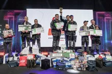 Zwycięzcy w kategorii Młody Mechanik Maszyn Rolniczych. Stoją od lewej: opiekun Adam Baworski, Bernard Skupień, Michał Sadowski, Jakub Netter, Paweł Duda, Konrad Fagasik, Wojciech Słodzinka i Adam Pijanowski.