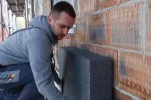 Ocieplenie domu styropianem to najpopularniejszy sposób termoizolacji oraz termomodernizacji budynków. Przy wykonywaniu prac związanych z ociepleniem ważne jest zarówno fachowe wykonawstwo, jak również jakość samego materiału.