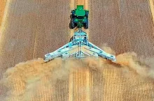 Przyczepiany rozdrabniacz słomy równomiernie rozprowadza  słomę po kombajnie na szerokości nawet 18 m.