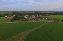 908131