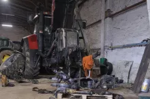 Problem dotyczył przedniej osi Carraro 20.29SI. Rolnik zgłosił się z powodu nierównej pracy mostu.