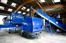 W skład systemu DeLaval Optimat Master wchodzą stoły buforowe, stacjonarny mieszalnik i autonomiczny wóz wydający paszę OptiWagon, który dziennie może rozwieźć do 48 porcji.