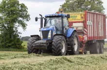 Na polskich polach nowoczesne technologie wypierają starsze maszyny, choć wciąż mamy dwie prędkości rozwoju gospodarstw.