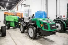 Dystrybutor ciągników Ferrari w Polsce, firma Hydro-Masz, produkuje opryskiwacze sadownicze o szerokości 75 cm i pojemności 600 l.