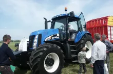 W 2005 roku liderem polskiego rynku sprzedaży traktorów (8046 szt.) był Zetor (2048 szt.), następnie Belarus (1748 szt.), Ursus (811 szt.), New Holland (771 szt.) i John Deere (570 szt.). Trio liderów przegrało walkę z technologią i normami spalin.