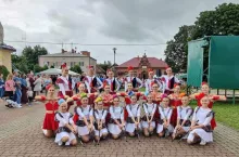 Mażoretki na jaćmierskim rynku