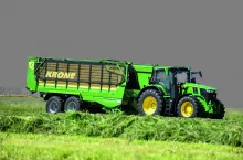 Z zewnątrz zmodernizowane przyczepy zbierające Krone można rozpoznać po zmienionym wyglądzie i oznaczeniu OptiGrass z boku maszyny.