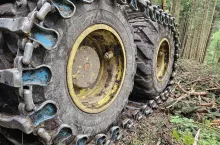 Gąsienice zakładane na opony poprawiają trakcję, co jest szczególnie ważne w trudnych warunkach leśnych.