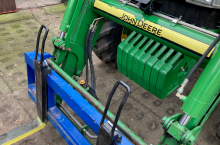 Kamera zamontowana na belce ładowacza przekazuje widok na monitor w kabinie ciągnika.