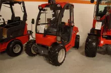 Maszyna prezentuje się nieźle, węże hydrauliczne w teleskopie zostały poprowadzone wewnątrz, jedynie część elektryki jest puszczona przewodem spiralnym na zewnątrz. Pewne zastrzeżenia można mieć do świateł, które nie sprawiają wrażenia wybitnie dobrych, fot. G. Szularz