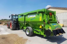 Paszowóz Faresin Master 1700 ma poziomy system mieszający i może pomieścić 17 m3 materiału.