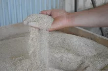 Mieszanka paszy treściwej jest przywożona do każdego budynku w skrzynio-palecie co przyspiesza rozdawanie paszy.