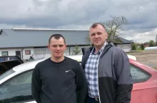 Na zdjęciu od lewej: Michał Kubajewski oraz instruktor działu skupu OSM Sierpc Karol Maciejewski
