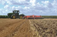 Z pozoru prosta uprawa pożniwna w wielu przypadkach wymaga stosowania systemu prowadzenia po polu. Chodzi o optymalizację przejazdów roboczych i minimalizację nakładek. Przy dużym areale to spore oszczędności.