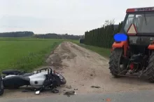 Po zderzeniu pojazdów pierwszej pomocy poszkodowanemu dzielił druh z OSP Ligota Oleska.