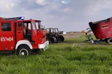 Pożar ciągnika i wozu paszowego w Szamarzewie pod Wrześnią