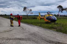 Do przygniecionego rolnika wezwano kilka zastępów straży pożarnej i helikopter LPR.