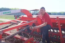 Andrzej z Rolnicy Podlasie sieje zboże. Materiał siewny czekał na przyczepie od żniw? [WIDEO]