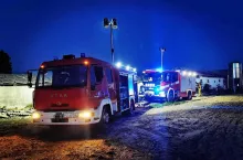 Strażackie działania trwały do późnych godzin wieczornych. Teren trzeba było oświetlać.