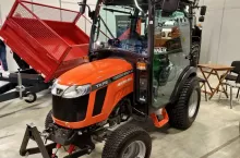 Układ znany z innych ciągników w tym segmencie, sterowanie dźwigniami na błotnikach, delikatny tunel środkowy i maksymalnie uproszczona deska rozdzielcza, fot. G. Szularz