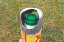 Dekiel z wyciętymi otworami pozwala dozować preparaty i chroni aplikator przed uszkodzeniem.