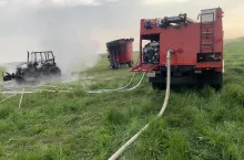 Ciągnik spłonął doszczętnie. Wóz paszowy udało się uratować.