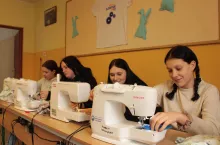 Dziewczyny rozmawiały, ale tylko w przerwach między jednym szwem a drugim. Uczą się z takim zapałem, że spódnice i t-shirty z pewnością nie będą ostatnimi ich dziełami