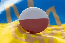 913025