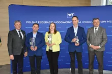 Najlepsi hodowcy i producenci mleka w kategorii stad utrzymujących 20–50 szt. bydła. W tej kategorii zwyciężył Tomasz Więzowski, który wyprzedził Marcina Gromadę (nagrodę odebrała żona Monika) i Jana Śmigielskiego. ”Mleczne Laury” wręczał Janusz Nalewalski, dyrektor RO Północ PFHBiPM oraz Piotr Doligalski, prezydent KPZHB