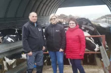 Państwo Gulukowie – na zdjęciu z Jolantą Nosowską (z prawej), kierownik Działu Skupu Okręgowej Spółdzielni Mleczarskiej w Krasnymstawie, sprzedają obecnie do swojej spółdzielni około 65 tysięcy litrów mleka miesięcznie. I nie jest to z pewnością ich ostatnie słowo.