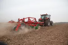 Węgiel zgromadzony w glebie w postaci organicznej, którego znaczna część znajduje się w próchnicy zwiększa odporność gleb na suszę i straty w wyniku rozpylenia.