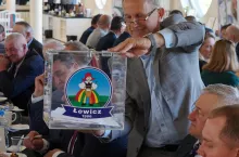 Delegaci na walne zebranie OSM Łowicz udzielili zarządowi absolutorium w tajnym głosowaniu, wyborczą urnę dzierżył Stanisław Jabłoński, szef działu skupu i przewodniczący komisji mandatowo-skrutacyjnej