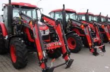 Nawet pusty ładowacz mocno ciąży na przednią oś ciągnika. fot. Adam Ładowski