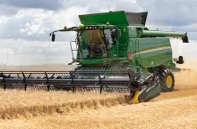 Lepiej chronić niż przepłacać – przegląd kombajnu przed żniwami to efektywna strategia, która pozwoli utrzymać kombajn w pełnej gotowości bojowej!