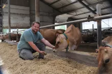 Andrzej Piasecki – zootechnik opiekujący się stadem jerseyów w Stadninie Koni Iwno, który przyznaje – hf nie lubię, a w jerseyach jestem zakochany.