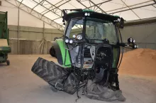 Tak wygląda ciągnik, który został zniszczony na proteście rolników. Serwis zbiórki pieniędzy chce jednak dokumentu potwierdzającego całkowite zniszczenie.