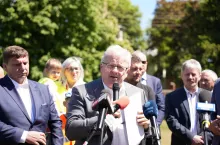 Czesław Siekierski, minister rolnictwa zapowiada pomoc dla sadowników w Skotnikach. 