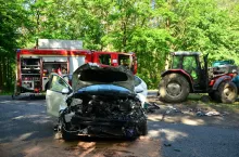 Służby o zderzeniu auta z ciągnikiem rolniczym powiadomił system eCall.