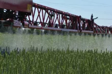 Skuteczność zabiegów zależy od substancji czynnych fungicydu i jego formulacji, ale też bardzo od wilgotności powietrza i użytych dysz. Do ochrony kłosa zalecana jest drobna kropla i wydatek cieczy roboczej nie większy niż 200 l/ha