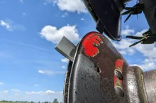892725