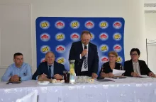 Prezydium Walnego, od lewej: asesor Piotr Kucak, przewodniczący rady nadzorczej Jerzy Strumiński, przewodniczący zebrania Krzysztof Bekalarczyk, asesor Dorota Żórawska i sekretarz Iwona Tomczak